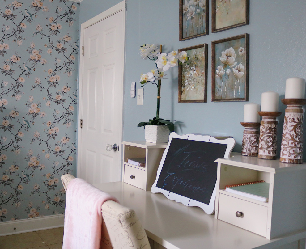 Cette photo montre une petite chambre d'amis avec un mur bleu, un sol en travertin, aucune cheminée, un sol beige et du papier peint.