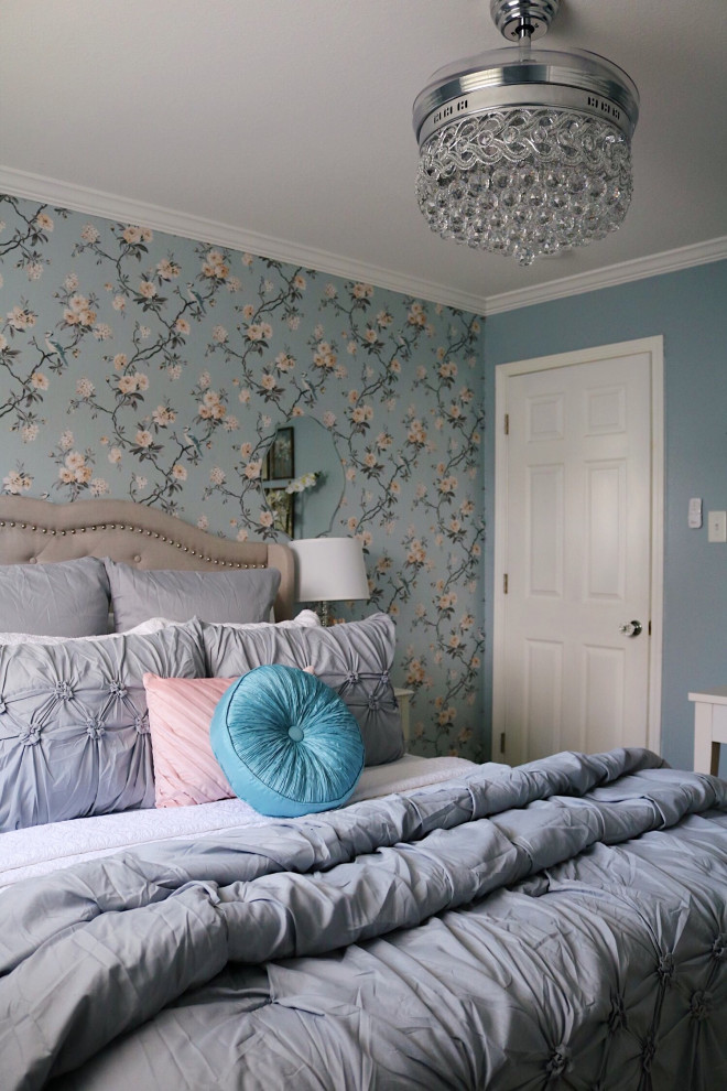 Kleines Gästezimmer ohne Kamin mit blauer Wandfarbe, Travertin, beigem Boden und Tapetenwänden in New Orleans