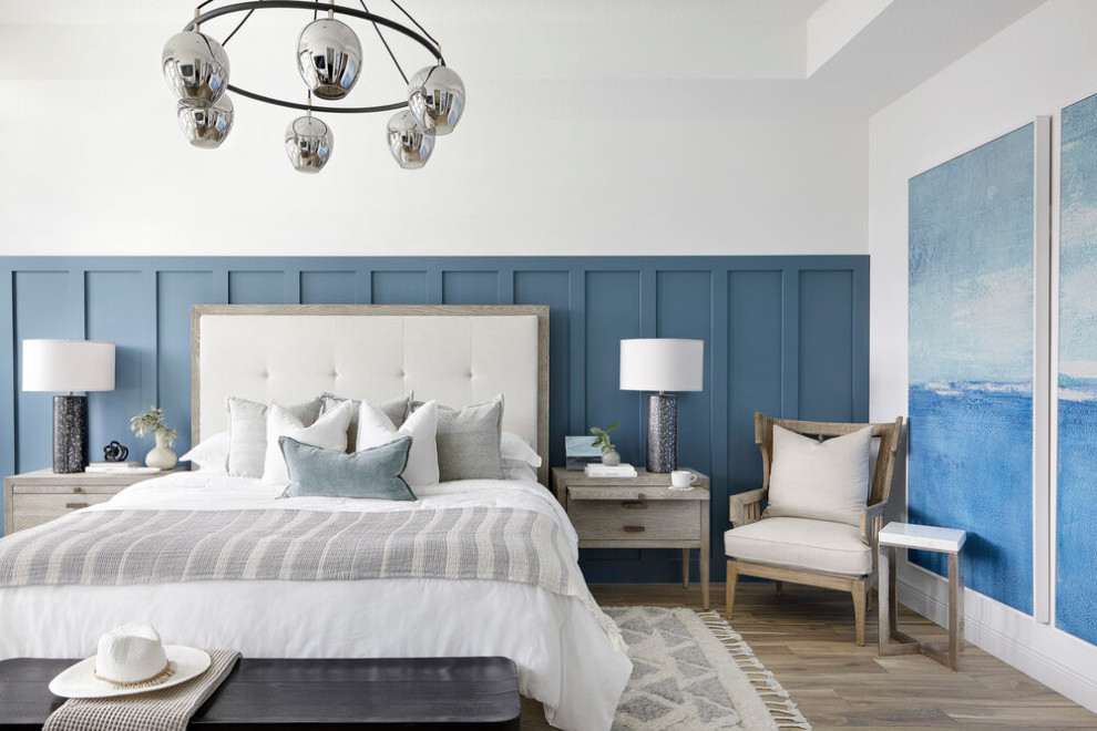 Großes Maritimes Hauptschlafzimmer mit blauer Wandfarbe und vertäfelten Wänden in Sonstige