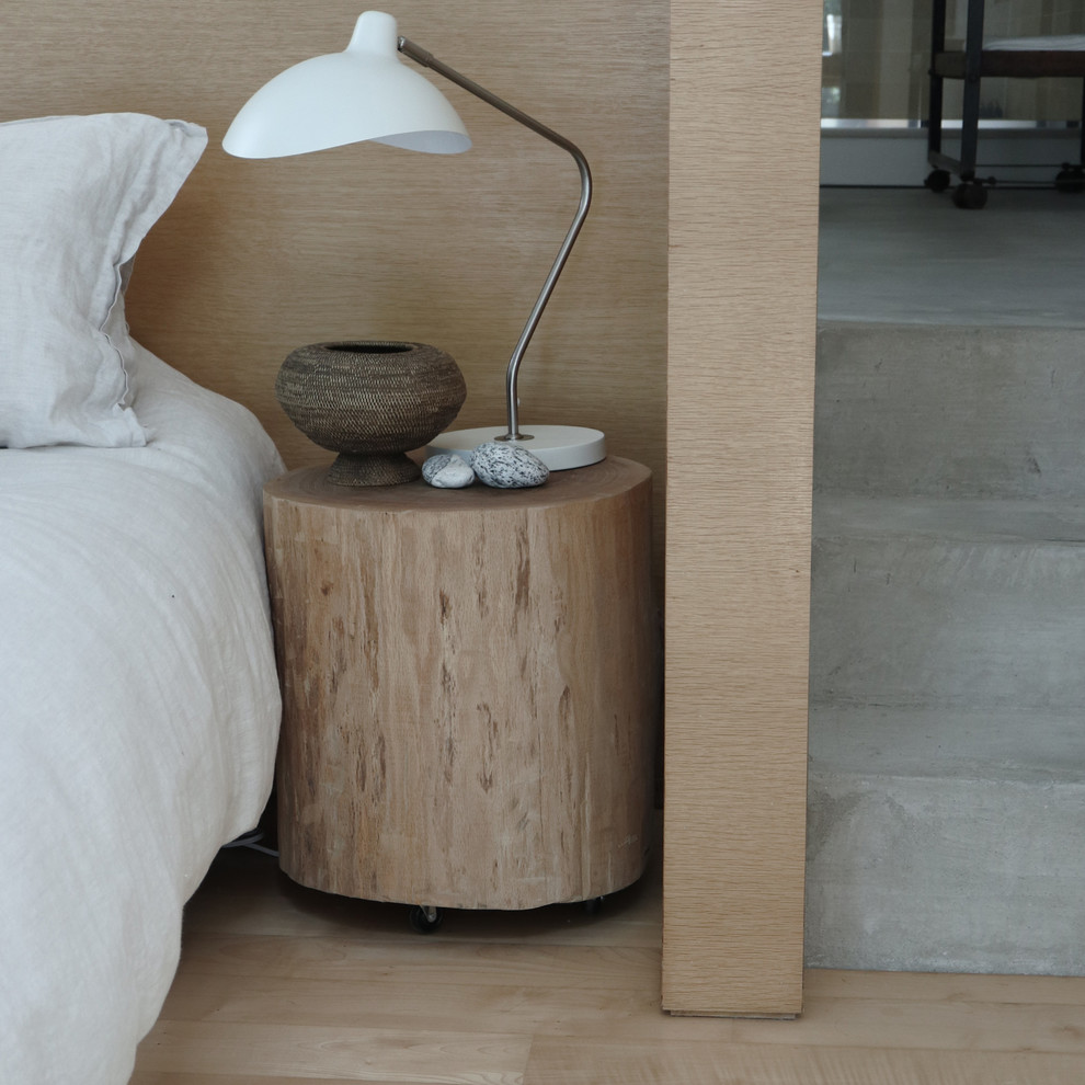 Modelo de habitación de invitados nórdica grande con paredes blancas, suelo de cemento y suelo gris