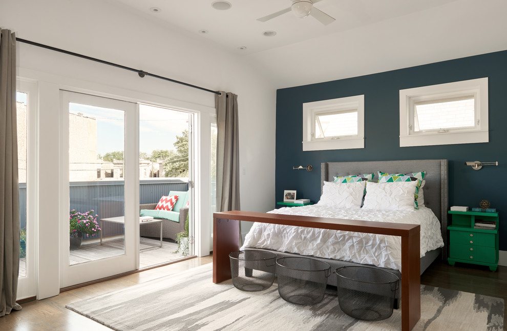 Стильный дизайн: хозяйская спальня среднего размера в современном стиле с синими стенами и темным паркетным полом без камина - последний тренд