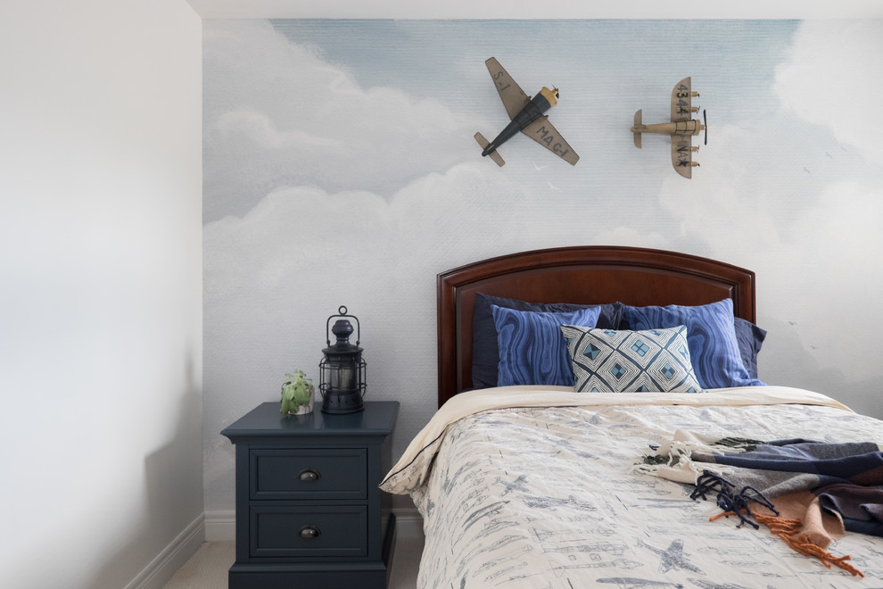 Ispirazione per una camera da letto moderna con pareti multicolore, moquette e pavimento beige
