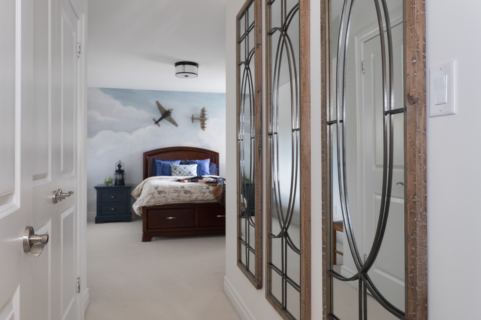 Idee per una camera da letto moderna con pareti multicolore, moquette e pavimento beige