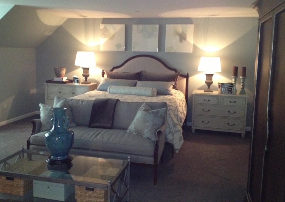 Modelo de dormitorio principal ecléctico sin chimenea con paredes azules y moqueta