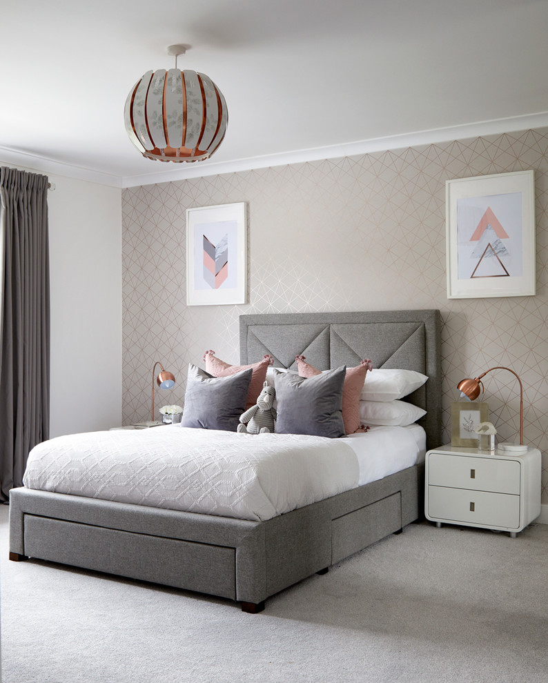 Пример оригинального дизайна: спальня в стиле неоклассика (современная классика) с белыми стенами, ковровым покрытием и серым полом