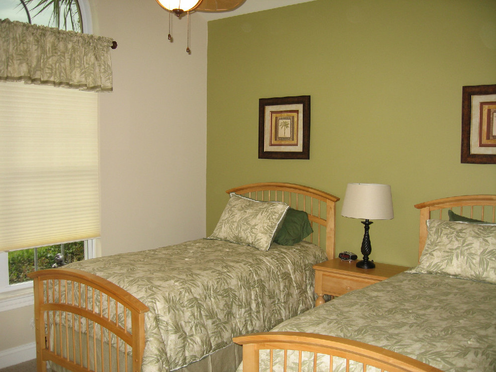 Свежая идея для дизайна: гостевая спальня среднего размера, (комната для гостей) в классическом стиле с зелеными стенами и ковровым покрытием - отличное фото интерьера