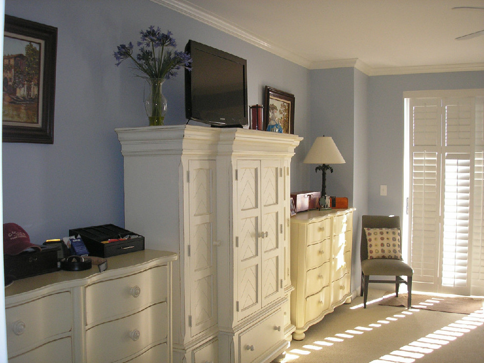Klassisk inredning av ett mellanstort sovrum, med blå väggar och heltäckningsmatta