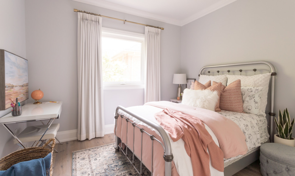 Kleines Klassisches Gästezimmer ohne Kamin mit grauer Wandfarbe, braunem Holzboden und grauem Boden in Toronto