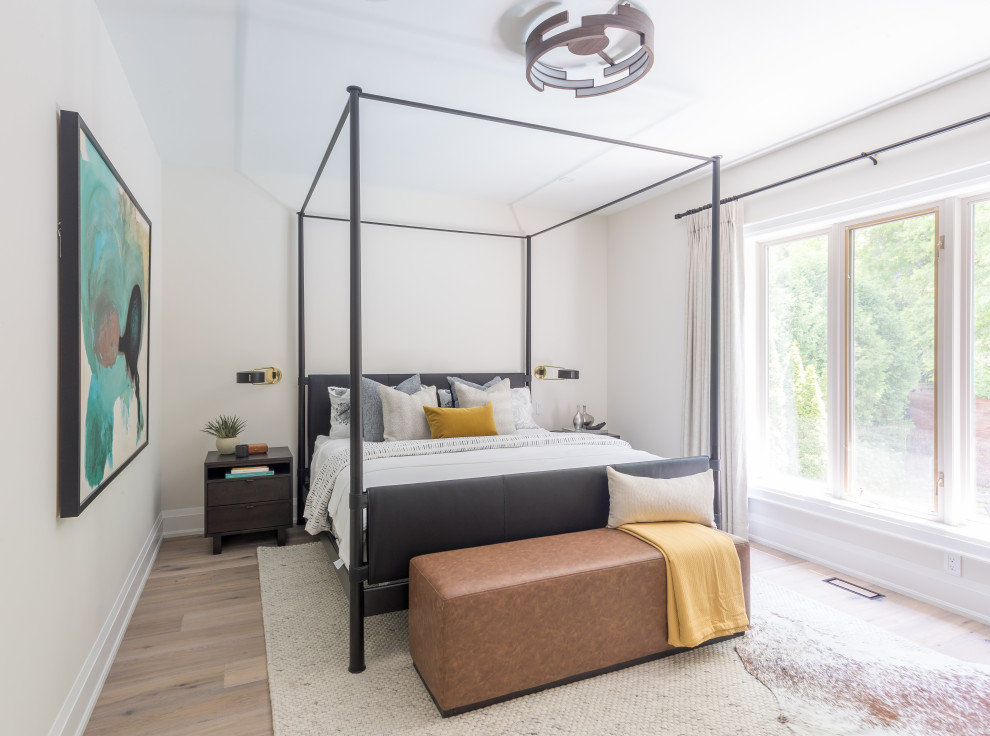 Immagine di una camera matrimoniale minimalista di medie dimensioni con pareti beige, pavimento in legno massello medio, nessun camino e pavimento grigio
