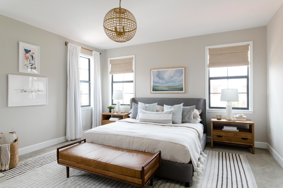 Idee per una camera da letto stile marino con pareti grigie, moquette e pavimento grigio