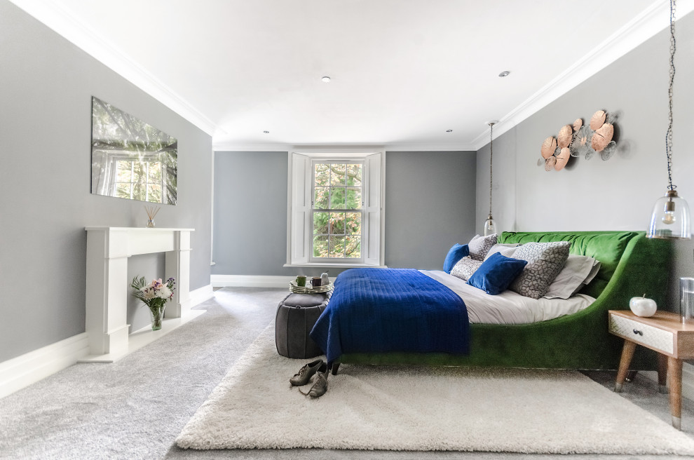 Idee per una camera da letto design con pareti grigie, moquette e pavimento grigio