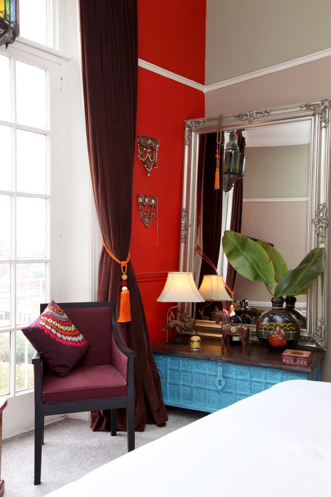 他の地域にある広いアジアンスタイルのおしゃれな主寝室 (赤い壁、カーペット敷き)