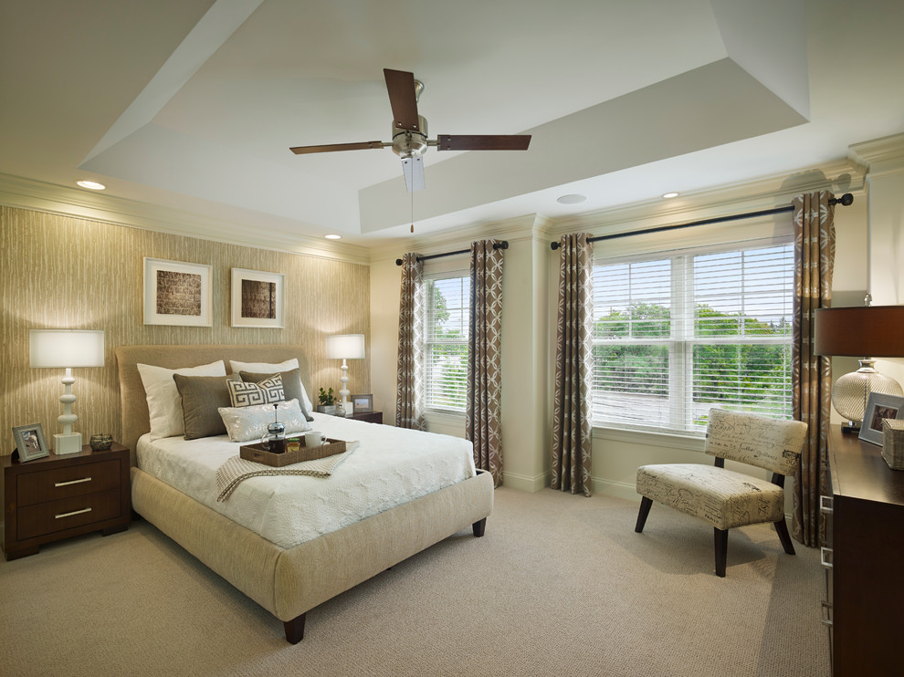 Immagine di una camera da letto stile marino con pareti beige e moquette