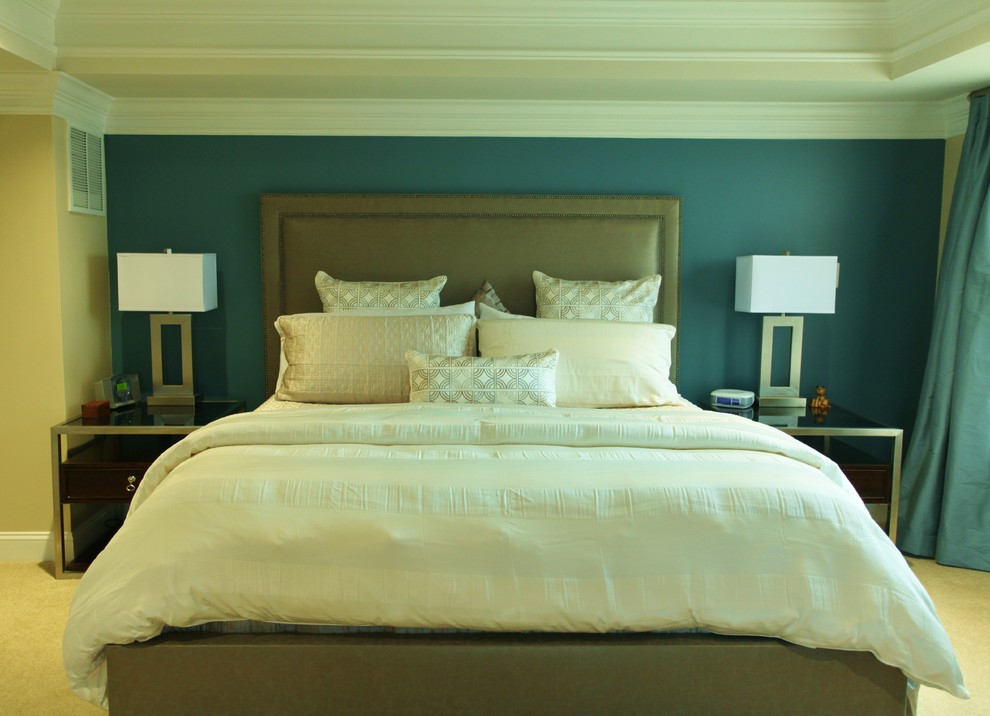 Foto de dormitorio principal clásico renovado con paredes azules y moqueta