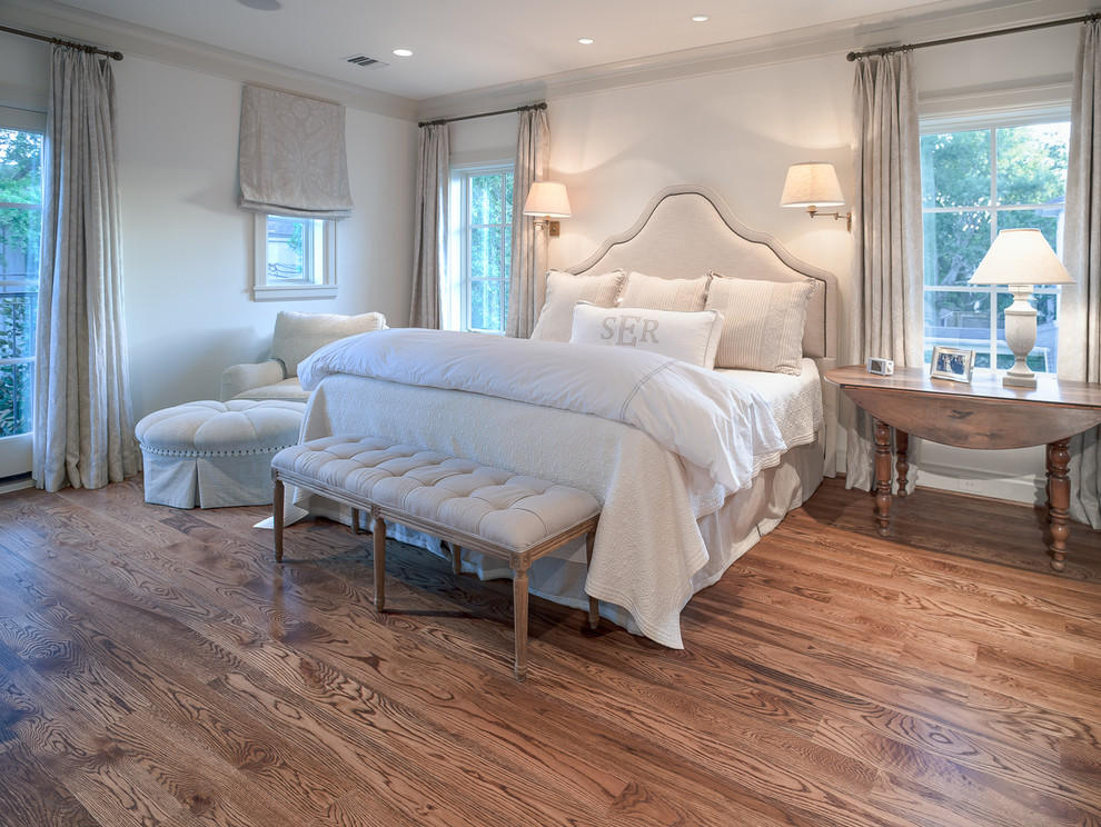 Imagen de dormitorio principal, clásico, con paredes blancas y suelo de madera en tonos medios