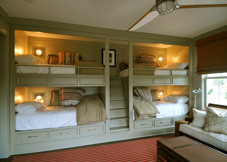 Idee per una camera degli ospiti stile marinaro di medie dimensioni con pareti verdi e moquette