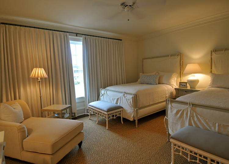 Imagen de habitación de invitados marinera de tamaño medio con paredes blancas y moqueta