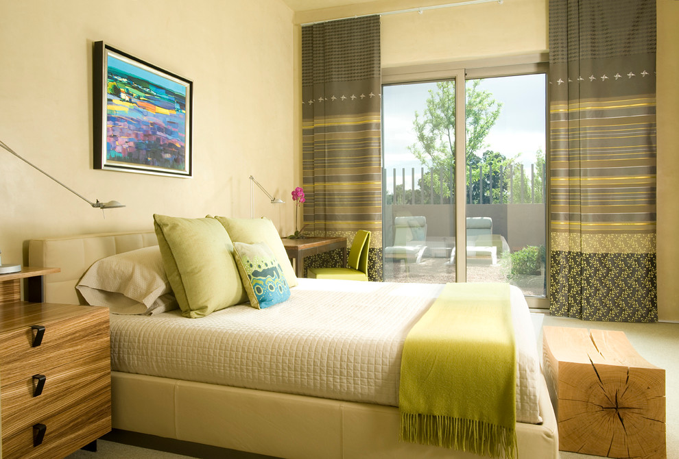 アルバカーキにある中くらいなコンテンポラリースタイルのおしゃれな客用寝室 (カーペット敷き、ベージュの壁、暖炉なし)