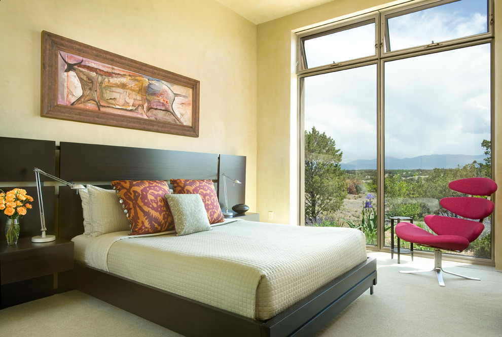 Cette image montre une chambre avec moquette grise et rose design avec un mur beige.