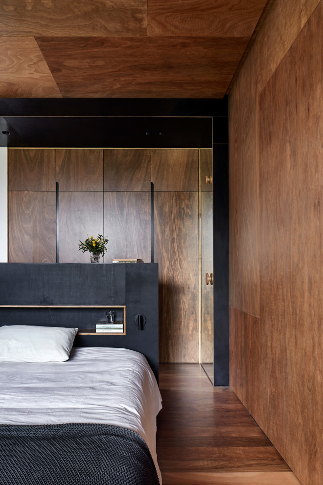 Идея дизайна: хозяйская спальня среднего размера в современном стиле с коричневыми стенами, паркетным полом среднего тона, коричневым полом, потолком из вагонки и деревянными стенами