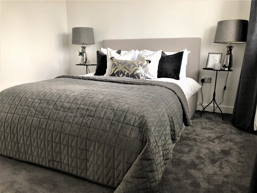 Стильный дизайн: гостевая спальня среднего размера, (комната для гостей) в стиле модернизм с белыми стенами, ковровым покрытием и серым полом - последний тренд