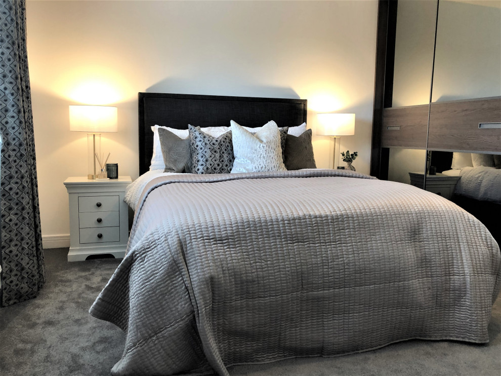 Стильный дизайн: гостевая спальня среднего размера, (комната для гостей) в стиле кантри с белыми стенами, ковровым покрытием и серым полом без камина - последний тренд