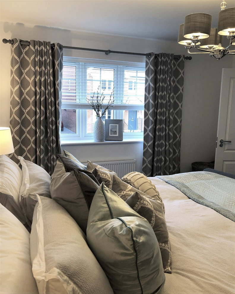 Modelo de dormitorio principal de estilo de casa de campo de tamaño medio sin chimenea con paredes blancas, moqueta y suelo gris