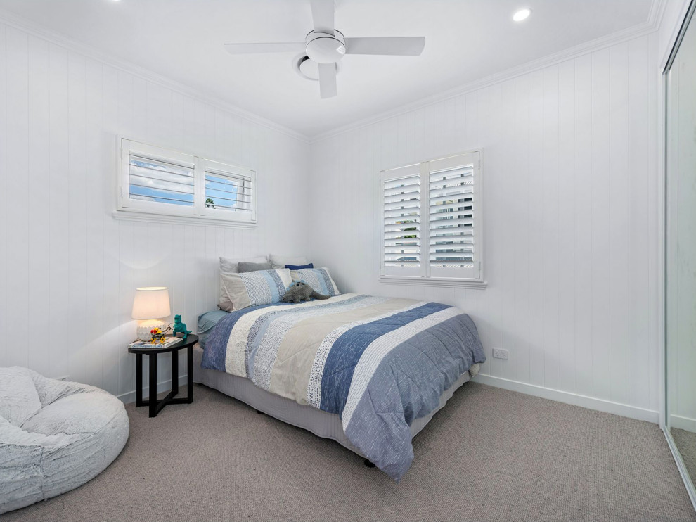 Imagen de habitación de invitados contemporánea de tamaño medio con paredes blancas, moqueta, suelo gris y panelado