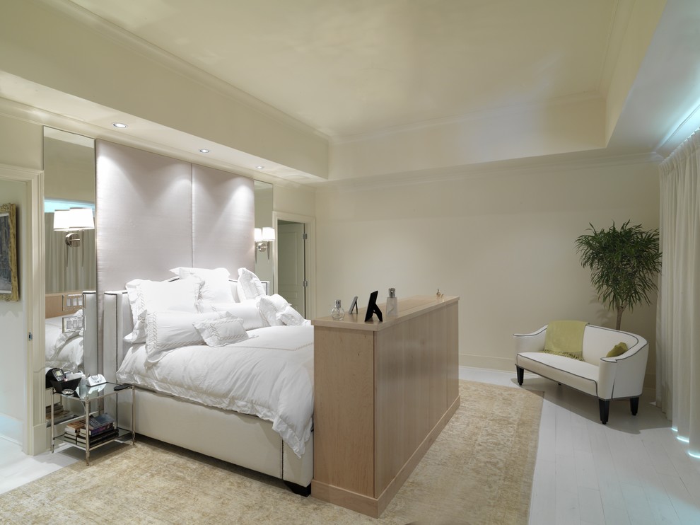 Immagine di una camera da letto design con pareti beige, pavimento in legno verniciato, nessun camino e pavimento bianco
