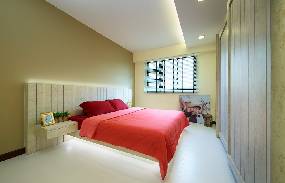 Diseño de dormitorio escandinavo con paredes marrones y suelo de baldosas de cerámica