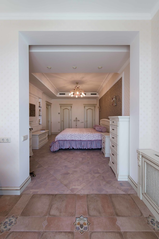 На фото: хозяйская спальня среднего размера в классическом стиле с бежевыми стенами, светлым паркетным полом и фиолетовым полом