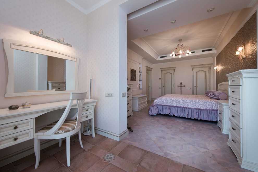 На фото: хозяйская спальня среднего размера в классическом стиле с бежевыми стенами, светлым паркетным полом и фиолетовым полом