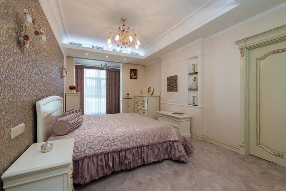 На фото: хозяйская спальня среднего размера в классическом стиле с бежевыми стенами, светлым паркетным полом и фиолетовым полом с