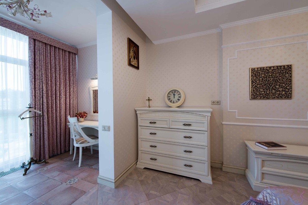Imagen de dormitorio principal clásico de tamaño medio con paredes beige, suelo de madera clara y suelo violeta