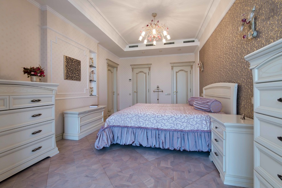 Aménagement d'une chambre parentale classique de taille moyenne avec un mur beige, parquet clair et un sol violet.