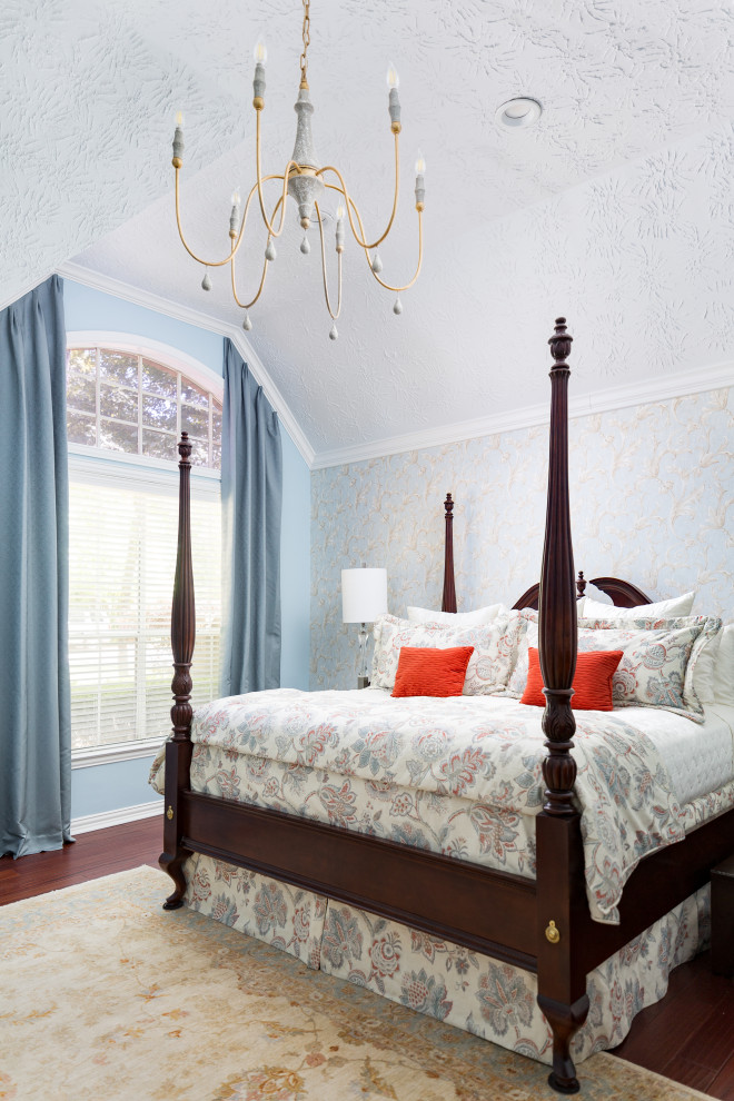 На фото: спальня в классическом стиле с разноцветными стенами, паркетным полом среднего тона, коричневым полом, сводчатым потолком, обоями на стенах и синими шторами без камина
