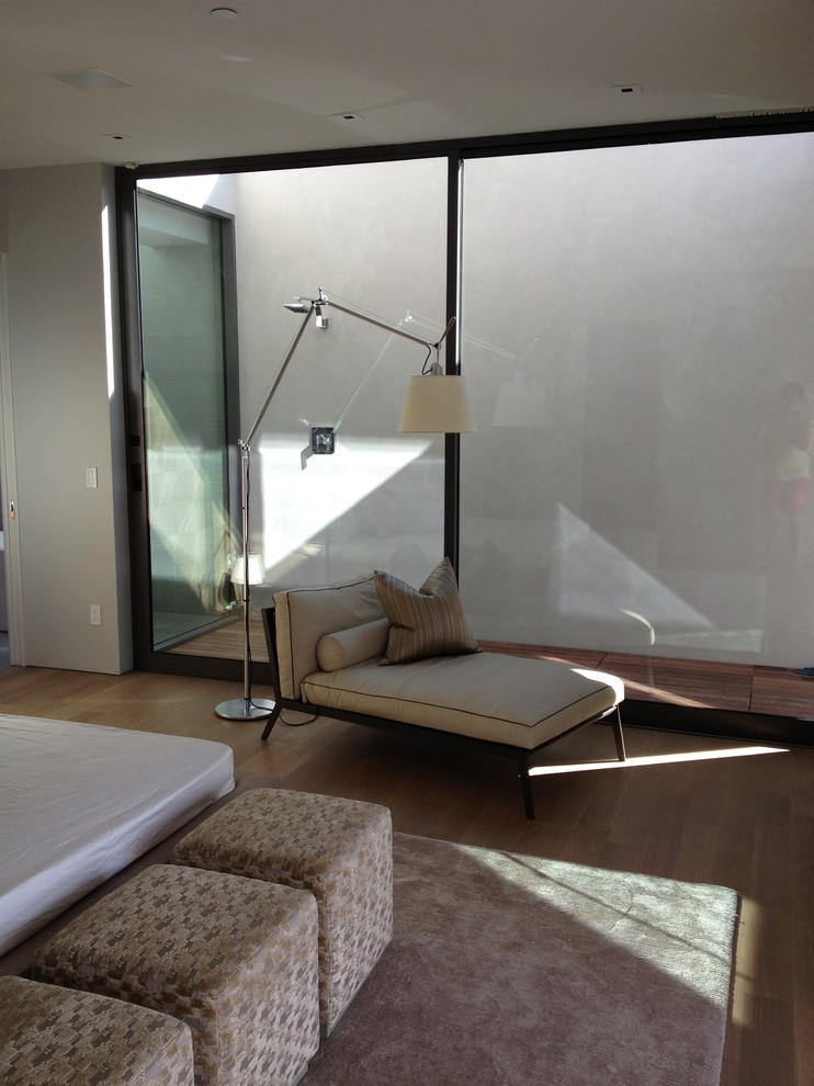 На фото: большая хозяйская спальня в стиле модернизм с серыми стенами и паркетным полом среднего тона без камина с