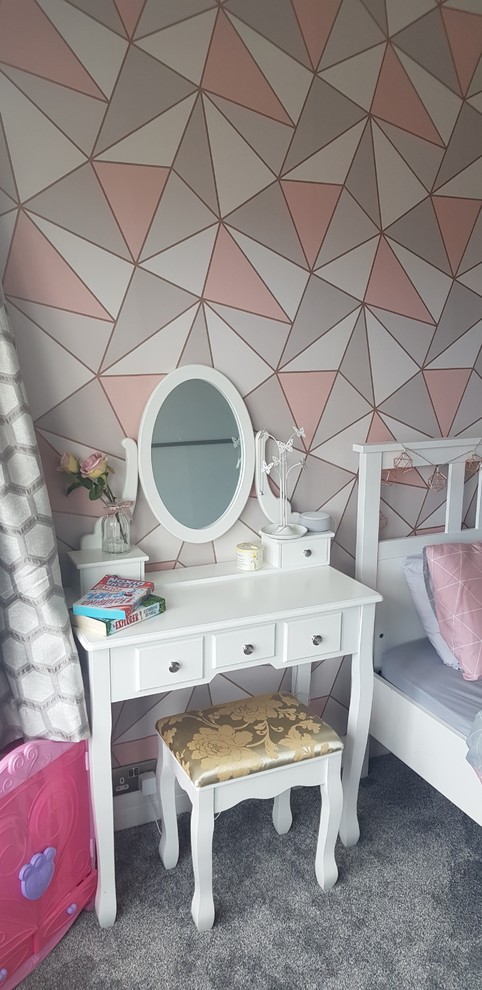 マンチェスターにある中くらいなコンテンポラリースタイルのおしゃれな客用寝室 (グレーの壁、カーペット敷き、グレーの床) のインテリア