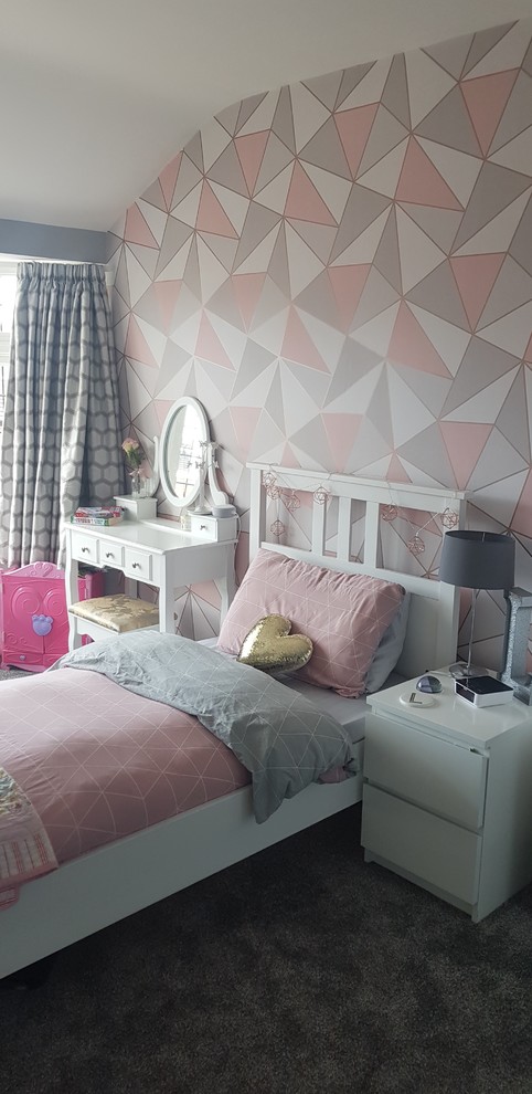 Aménagement d'une chambre grise et rose contemporaine de taille moyenne avec un mur gris et un sol gris.