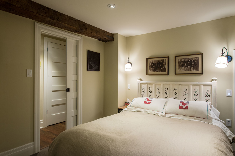 Пример оригинального дизайна: маленькая гостевая спальня (комната для гостей) в стиле фьюжн с бежевыми стенами и полом из ламината без камина для на участке и в саду