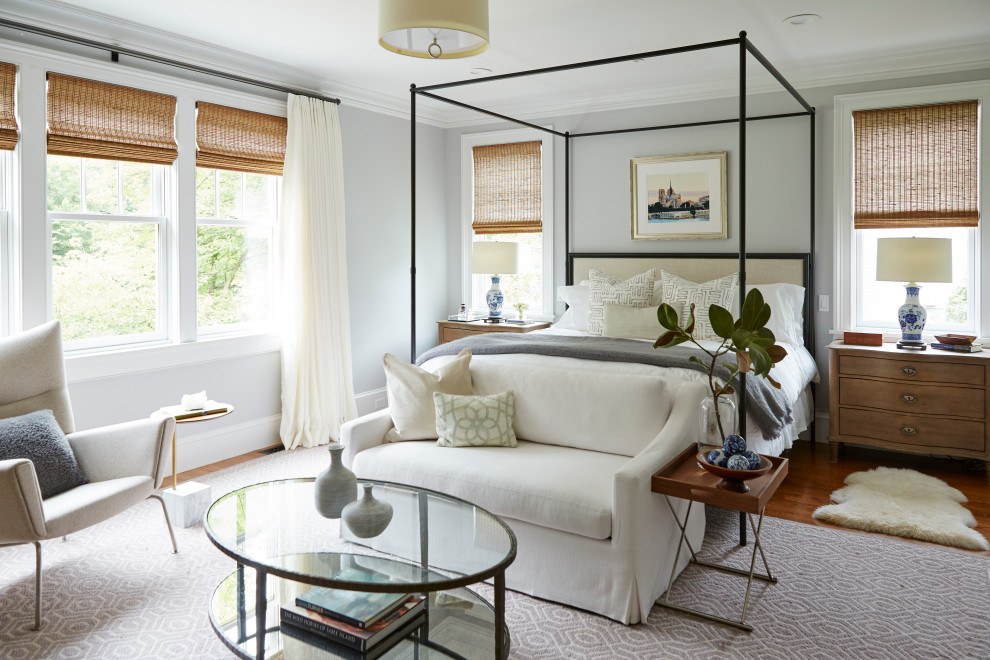 Landhausstil Schlafzimmer mit grauer Wandfarbe, braunem Holzboden und braunem Boden in Boston