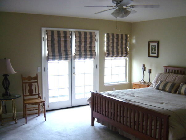 Источник вдохновения для домашнего уюта: хозяйская спальня среднего размера в классическом стиле с желтыми стенами, ковровым покрытием и белым полом без камина