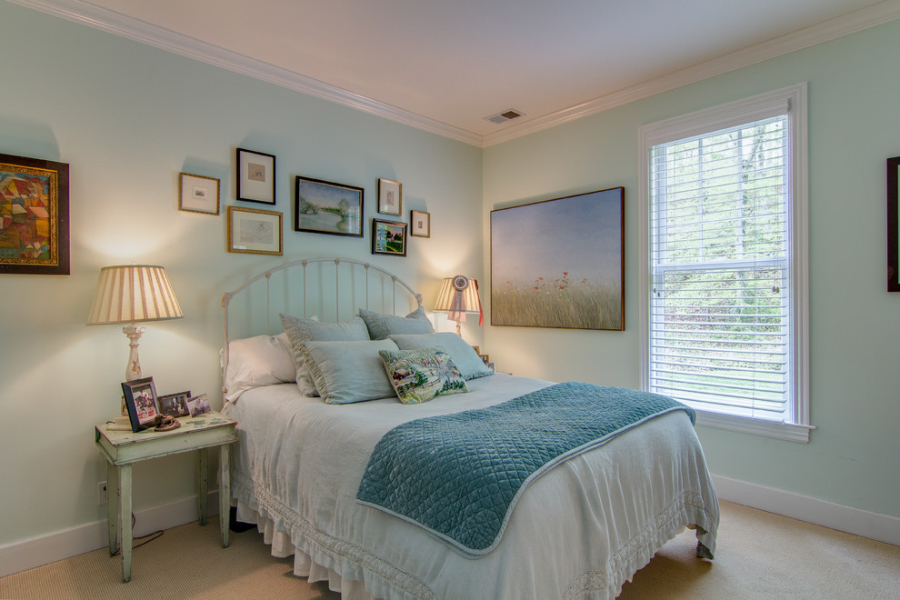 Modelo de habitación de invitados de estilo de casa de campo de tamaño medio sin chimenea con paredes azules, moqueta y suelo beige