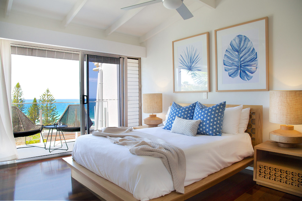 サンシャインコーストにあるビーチスタイルのおしゃれな主寝室 (ベージュの壁、濃色無垢フローリング、茶色い床) のレイアウト