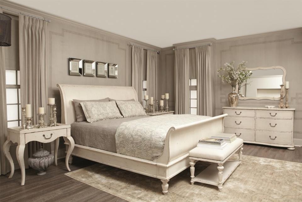На фото: хозяйская спальня среднего размера в классическом стиле с серыми стенами с