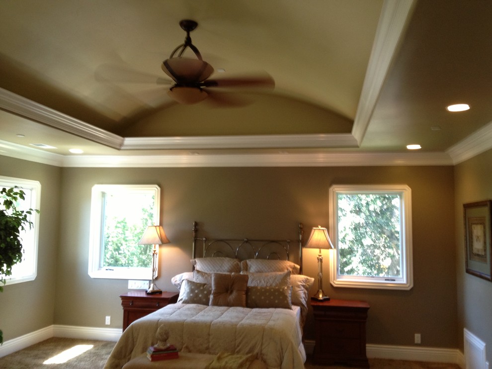Пример оригинального дизайна: хозяйская спальня среднего размера в классическом стиле с коричневыми стенами, ковровым покрытием и бежевым полом