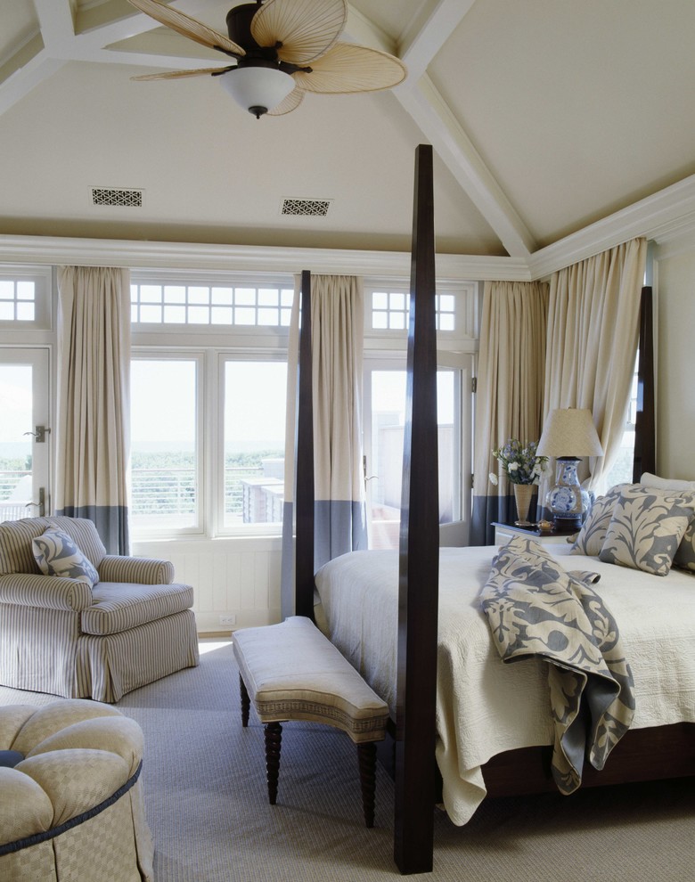 Idee per una camera da letto stile marinaro con pareti beige e moquette