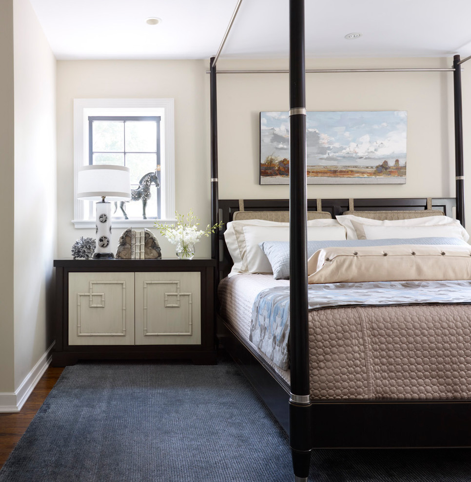 Modelo de dormitorio principal clásico renovado de tamaño medio sin chimenea con paredes beige y suelo de madera oscura