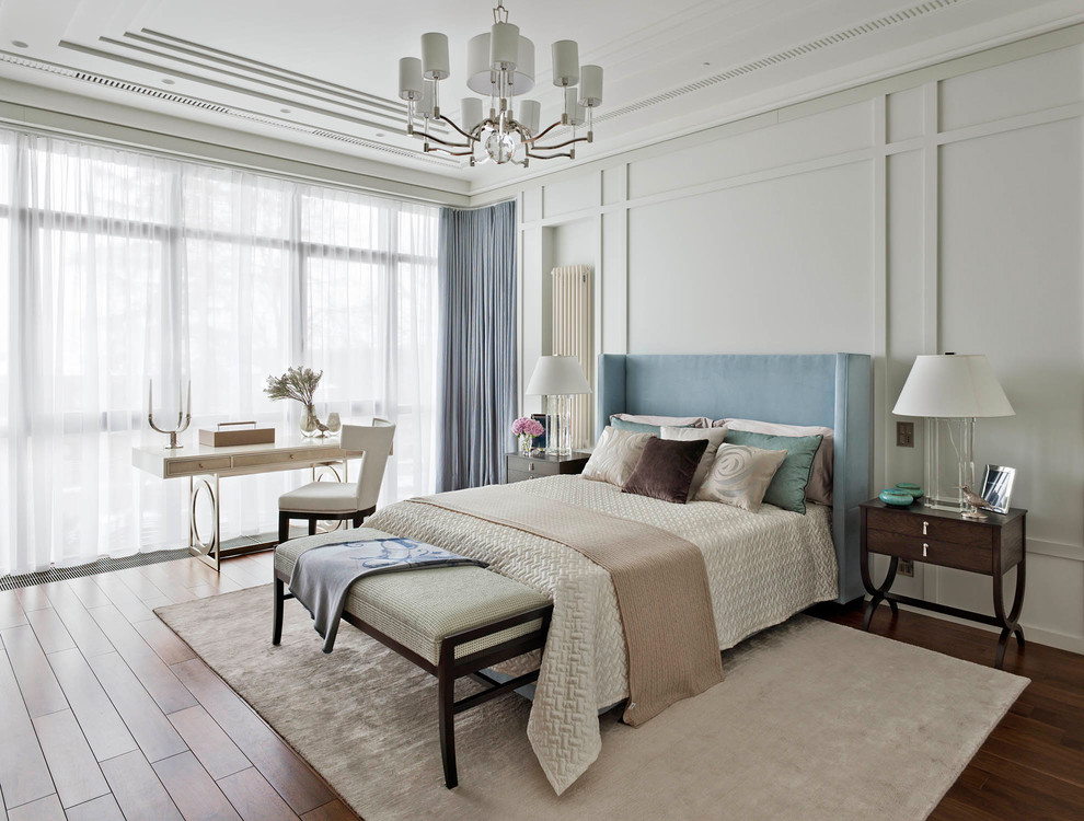 Cette photo montre une chambre d'amis chic avec un mur beige, parquet foncé et un sol marron.