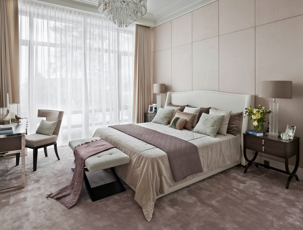 На фото: хозяйская спальня в стиле неоклассика (современная классика) с бежевыми стенами, ковровым покрытием и бежевым полом с